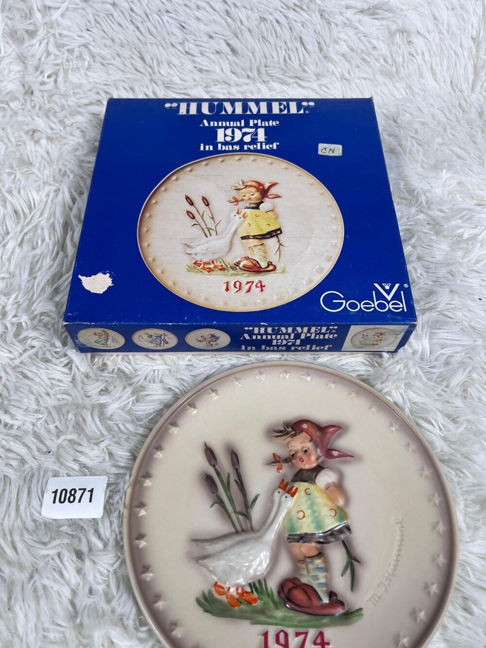 Goebel Hummel W. Germany M.J. Hummel 4th Annual Plate 1974 in bas relief Hum 267